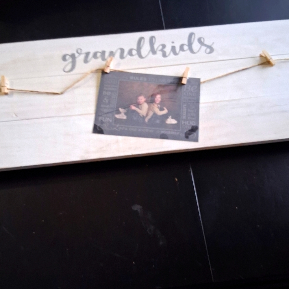 NWOT Grandkids Display Wall Hanging   Size 24"×10"
